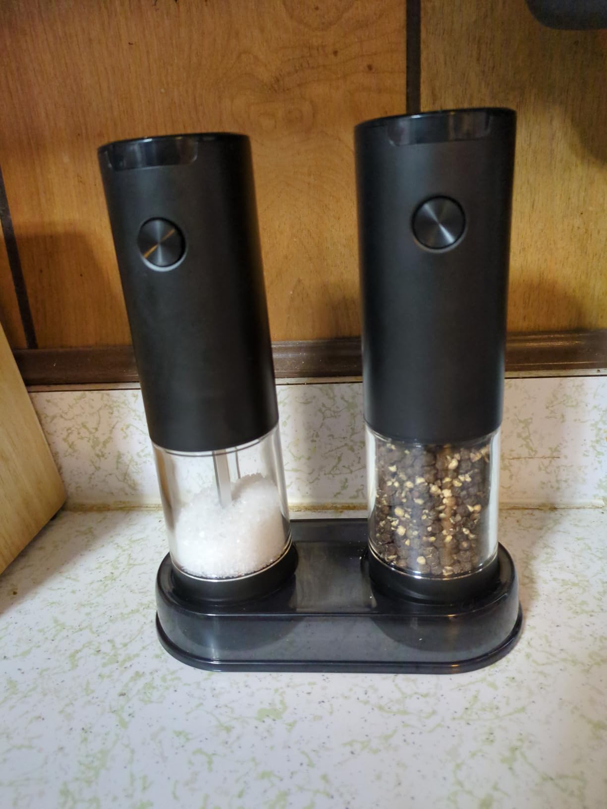 Electric Salt and Pepper Grinder Set Automatic Battery Pepper Mill Shakers Adjustable Coarseness Upgraded Larger Capacity with Led Home and Kitchen Appliances Birthday Gifts for Women Men